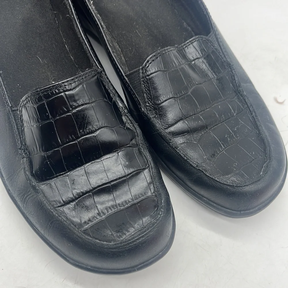Clarks Black loafer with croc embossed insert Size 8.5 BLO4709